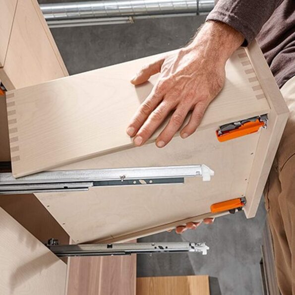 BLUM Tandem пълно изтегляне с плавно прибиране за 18мм с щипки