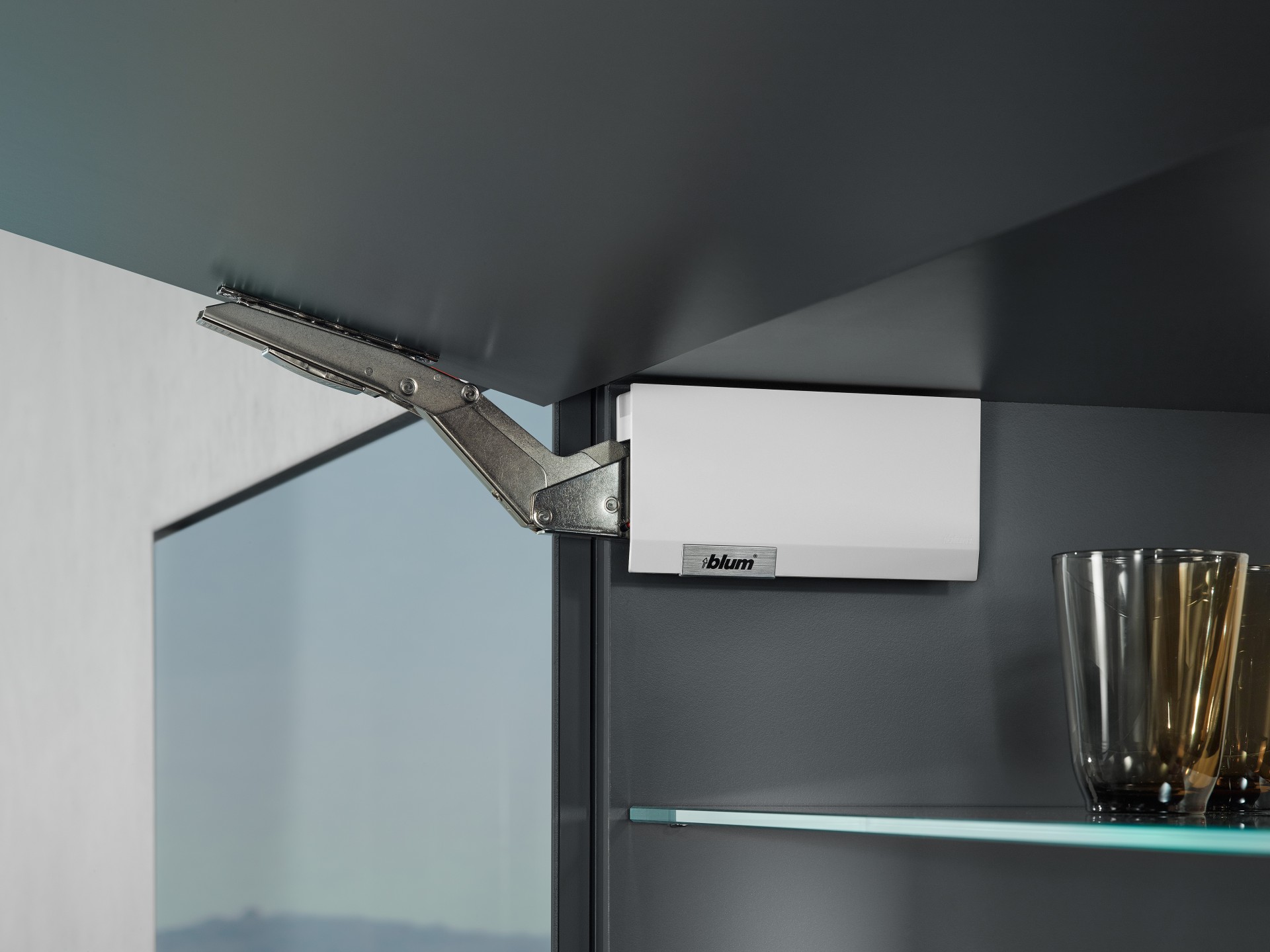 Blum AVENTOS HK-TOP механизъм за вдигащи врати Blum AVENTOS HK-TOP механизъм за вдигащи врати